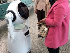 可提供中英文服务的智能机器人“云朵”亮相广州白云机场