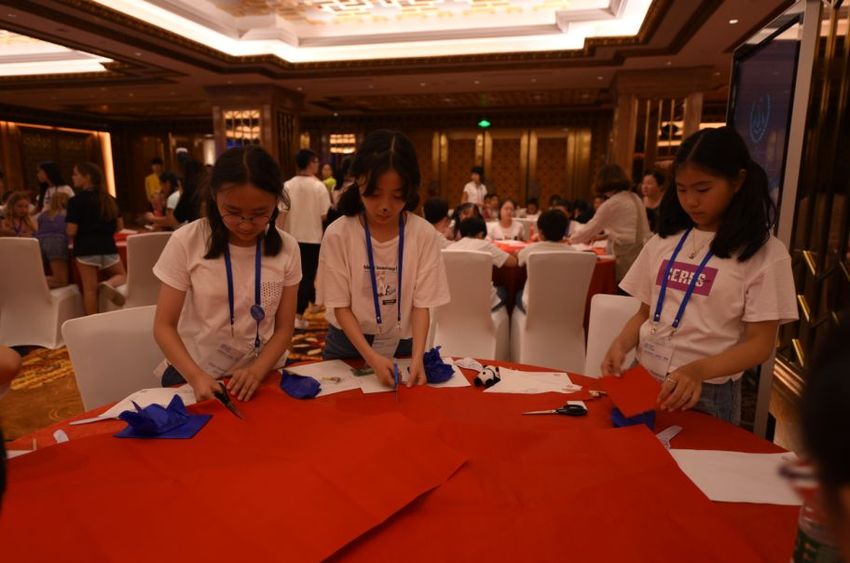 （导航成都，移动端）外国小使者来到“滚滚”故乡 感受天府文化