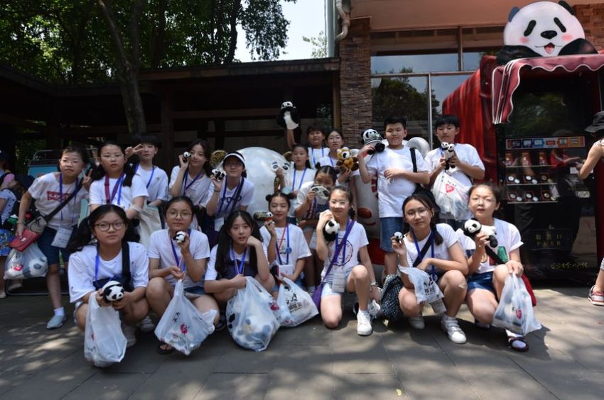 （导航成都，移动端）外国小使者来到“滚滚”故乡 感受天府文化