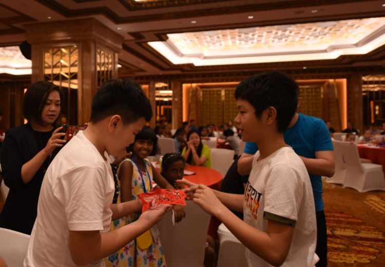 （导航成都，移动端）外国小使者来到“滚滚”故乡 感受天府文化