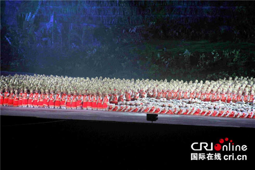 图片默认标题_fororder_开幕式上4000人一同进行的印尼传统舞蹈表演