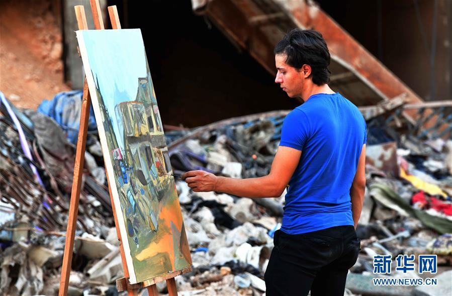 为废墟作画的叙利亚年轻人