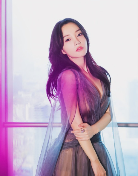 李小璐穿深v纱裙有点仙 有没有美到你