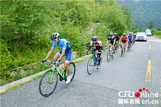 图片默认标题_fororder_3、选手们骑行中国绝美自行车赛道 供图  达古冰山景区管理局