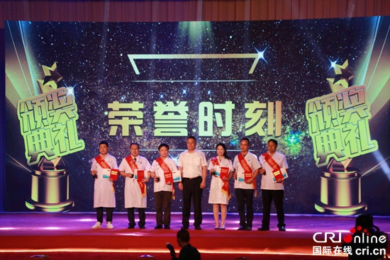 首个“中国医师节”暨贵州省第二届“百名优秀医生”颁奖典礼在贵阳举行