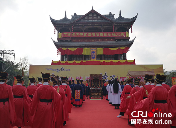 4月4日,一场遵循传统古礼的客家祭祀活动,在成都龙泉驿洛带古镇举行