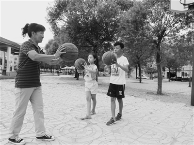 阜新：退休老人社区义务教篮球