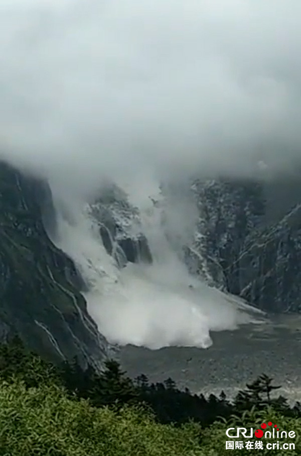 图片默认标题_fororder_海螺沟冰崩现场-海螺沟景区管理局-供图