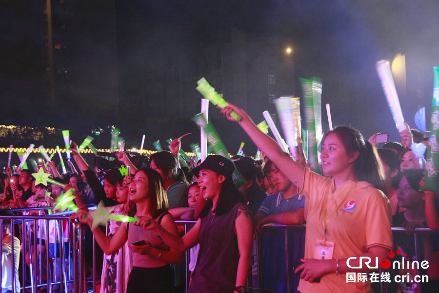 【焦点图-大图(页面标题:中外乐队聚首山城西峡 呐喊青春点燃梦想)】【 移动端-焦点图】【图说3】中外21支乐队聚首山城西峡 呐喊青春点燃梦想