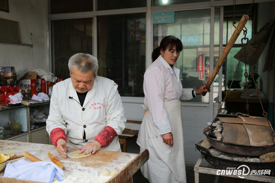 牢记祖训 陕西夫妇古法做炕炕馍数十年(组图)