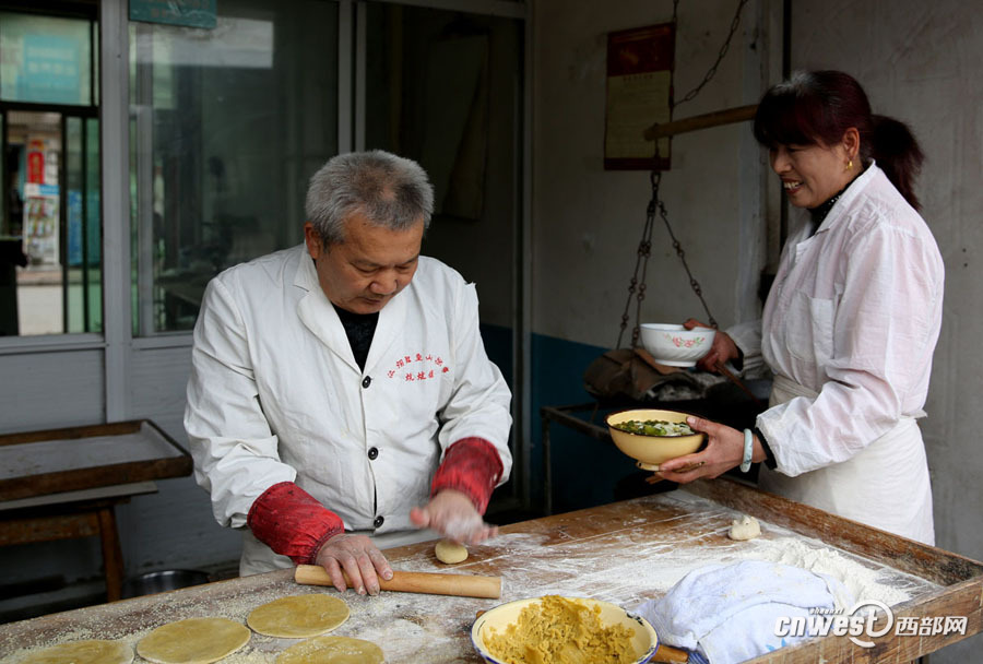 牢记祖训 陕西夫妇古法做炕炕馍数十年(组图)