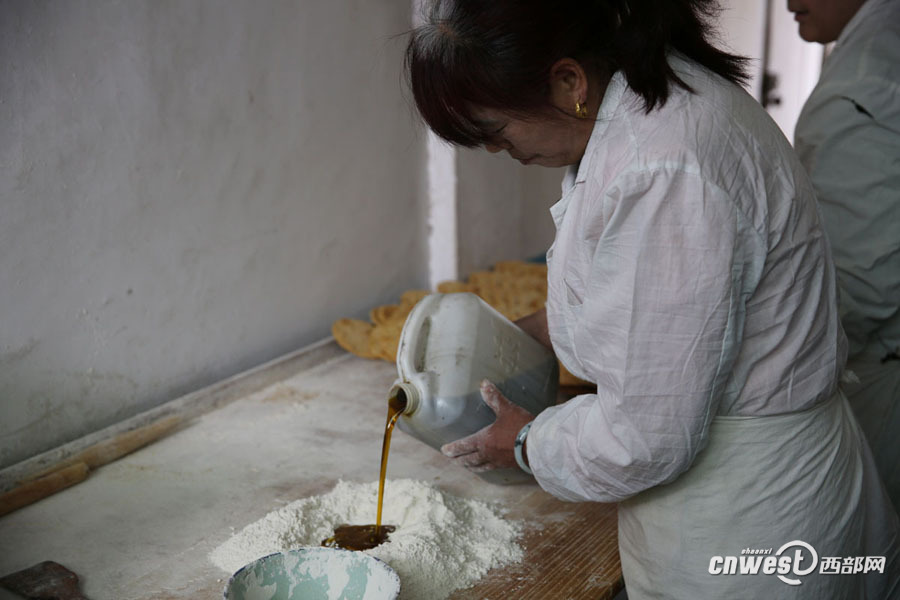 牢记祖训 陕西夫妇古法做炕炕馍数十年(组图)