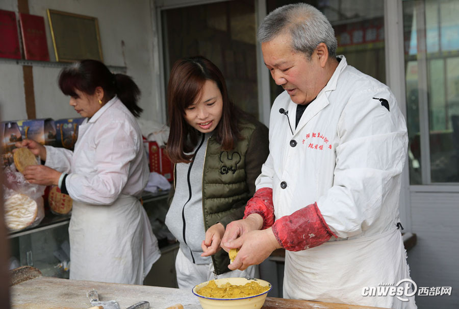 牢记祖训 陕西夫妇古法做炕炕馍数十年(组图)