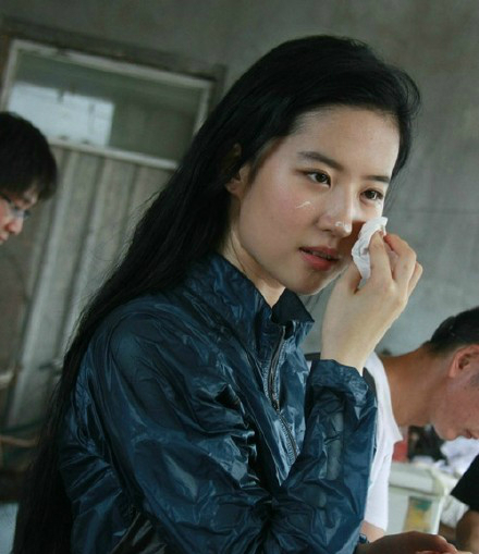 刘亦菲素颜庆生照曝光 脸上糊奶油表情可爱(图)