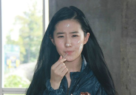 刘亦菲素颜庆生照曝光 脸上糊奶油表情可爱(图)