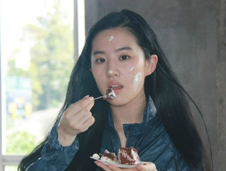 刘亦菲素颜庆生照曝光 脸上糊奶油表情可爱(图)