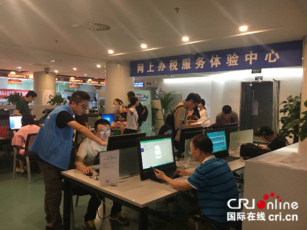 图片默认标题_fororder_成都市高新区税务局工作人员指导纳税人网上办税（供图-四川省税务局）