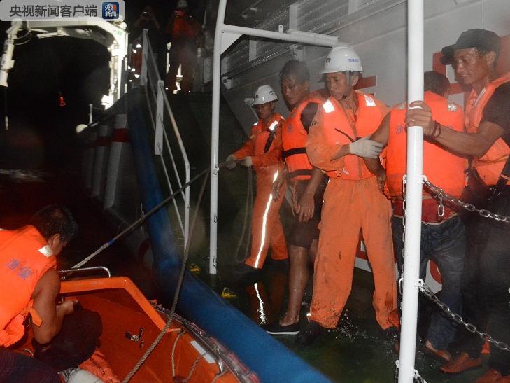 船只遇险频发 东海救助局连续救助25名遇险船员