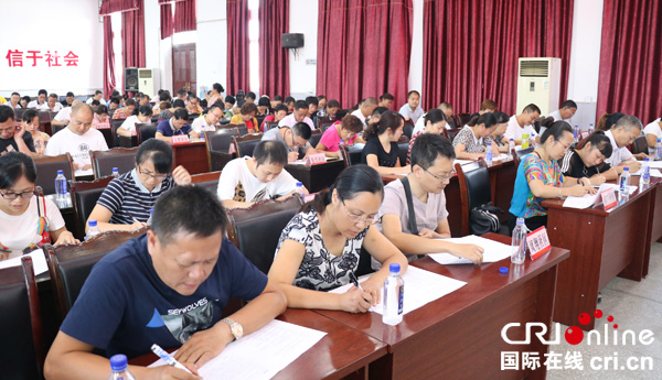 图片默认标题_fororder_全体与会人员参加创文知识测试