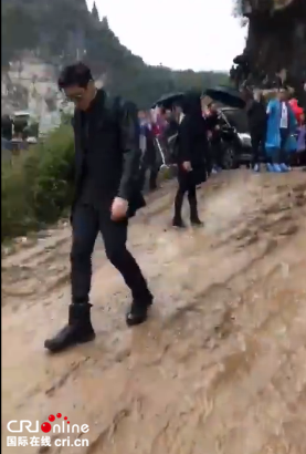 吴亦凡演《乡爱》？真正的偶像踩着泥巴地也帅！