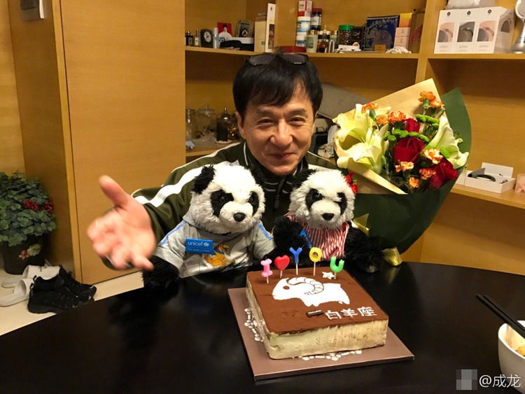 【娱乐推荐】63岁成龙怀抱熊猫庆生(图)