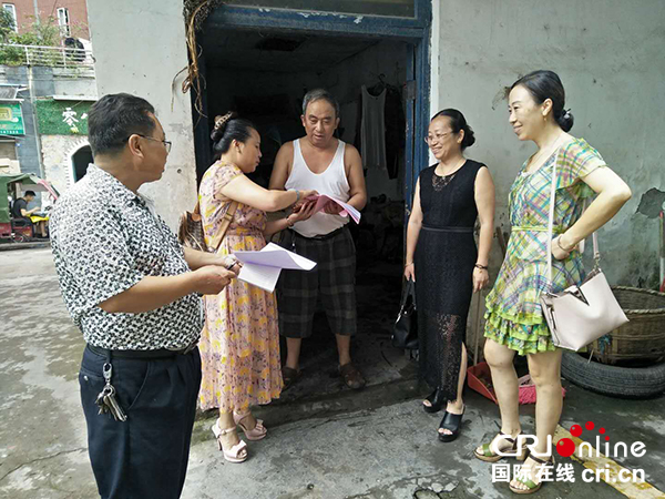 图片默认标题_fororder_南溪街道社区干部逐户发放调查问卷