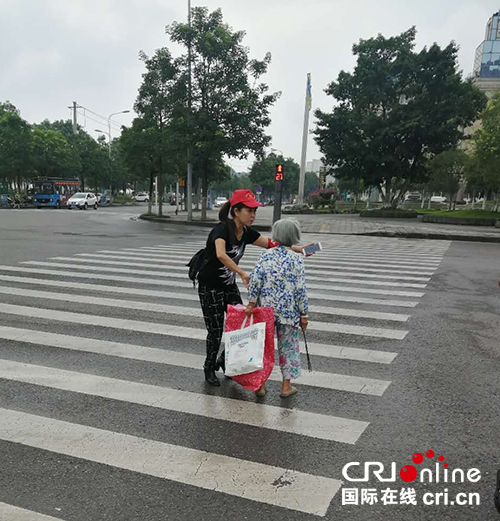 图片默认标题_fororder_文明交通劝导员正帮助老年人过马路