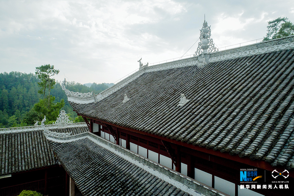 重庆：航拍深山里的银杏堂 红墙碧瓦殿殿相连