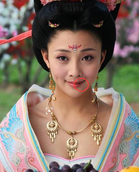 《鸡毛飞上天》里殷桃的嘴唇为何老是破的？