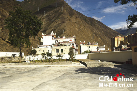 图片默认标题_fororder_3、三岔河小学改建项目-新建的挡土围墙及花园  摄影 黄新建.JPG