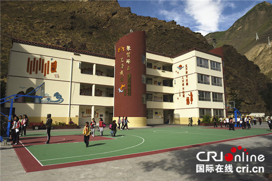 成都成华区援建甘孜丹巴县:三岔河小学综合改造提升项目建成使用