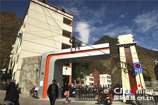 图片默认标题_fororder_2、三岔河小学改建项目-新建学校大门  摄影 黄新建.JPG