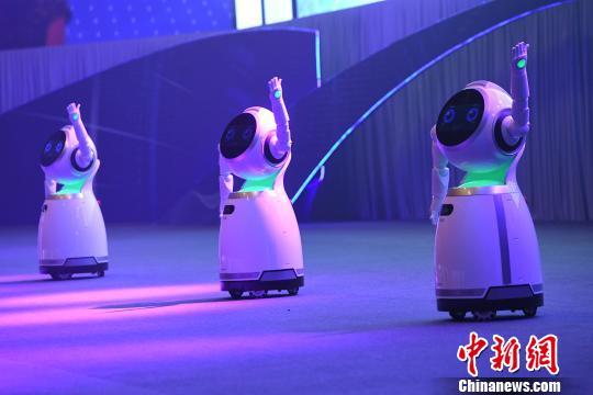 首届中国国际智能产业博览会开幕 机器人集体舞蹈迎嘉宾