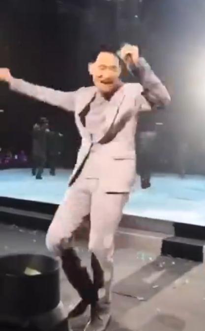 尴尬了！歌神张学友台上热情歌唱却被喊刘德华