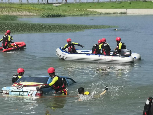 上海消防“新神器”亮相 首次引进水陆两用冲锋舟大幅提升水域救援能力