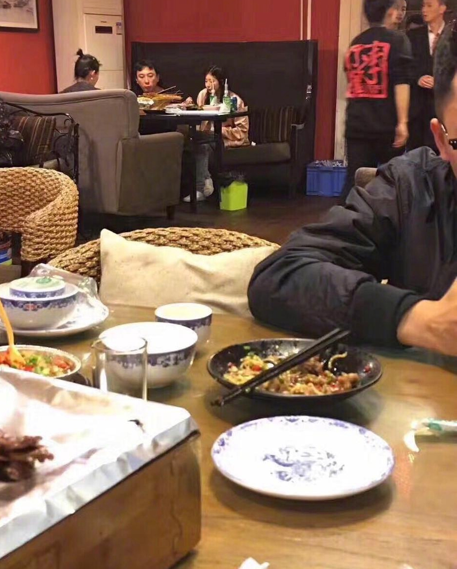 王思聪与豆得儿约会吃烧烤 牵手漫步颇浪漫