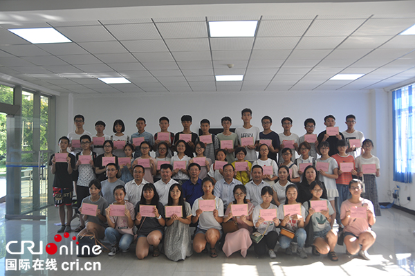 图片默认标题_fororder_受助学生合影。摄影--张清锐