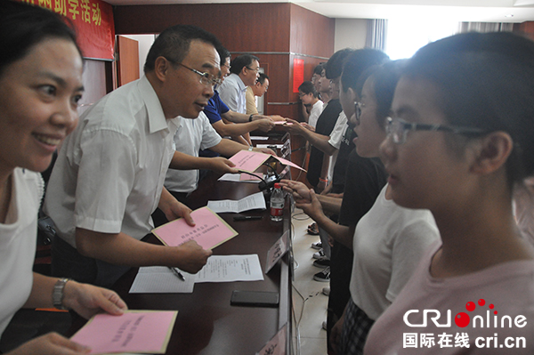 图片默认标题_fororder_为受助学生发放助学金。摄影--张清锐