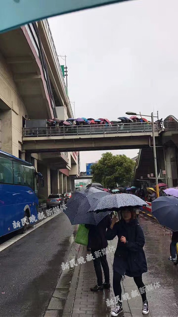 地铁一号线彭浦新村站外已排起长龙大约半个小时后,地铁再发信息称