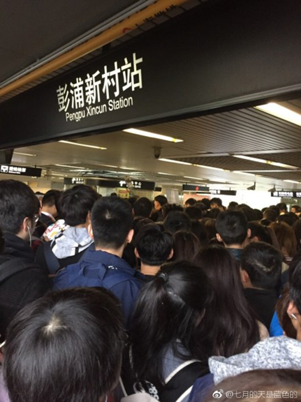 记者了解到,沿线彭浦新村站等站点乘客积压较多.