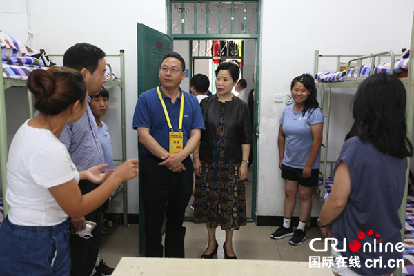 图片默认标题_fororder_成都市政府副市长、成都市残疾人体育代表团团长刘旭光与残奥会运动员交谈（成都市残联--供图）