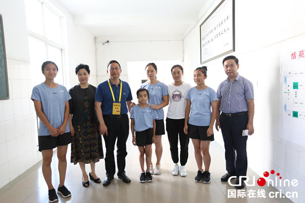 图片默认标题_fororder_成都市政府副市长、成都市残疾人体育代表团团长刘旭光与残奥会运动员合影（成都市残联-供图）