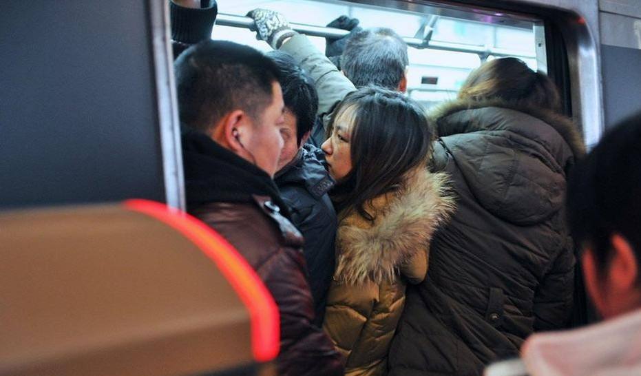 事件再次引起舆论对北京地铁拥挤情况的关注