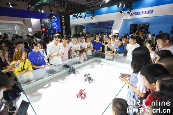 【ChinaNews图文列表】’【CRI专稿 列表】【智博会专题 “智”在重庆】操控机器人格斗 智博会展馆集聚炫目“黑科技”