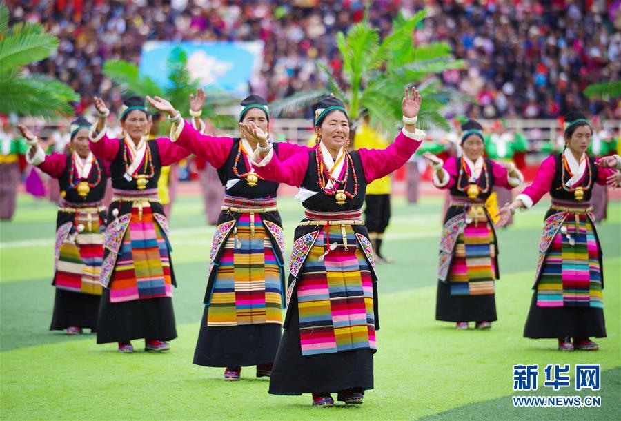 西藏日喀则第十六届珠峰文化旅游节开幕