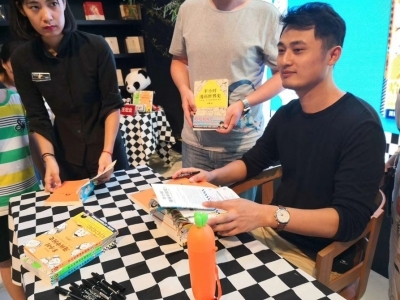 （今日热点3，导航成都，移动端）"二混子"来成都了 "理工男"用搞笑漫画讲历史受追捧