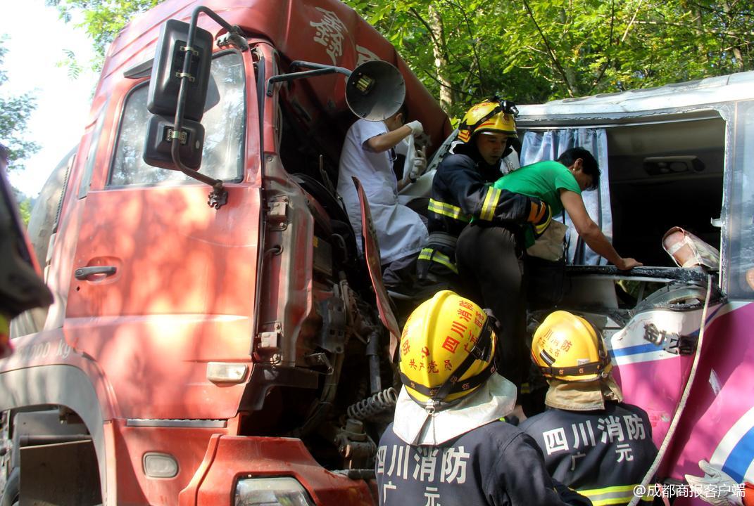 四川一载23人客车与水泥罐车迎头相撞 致1死21伤