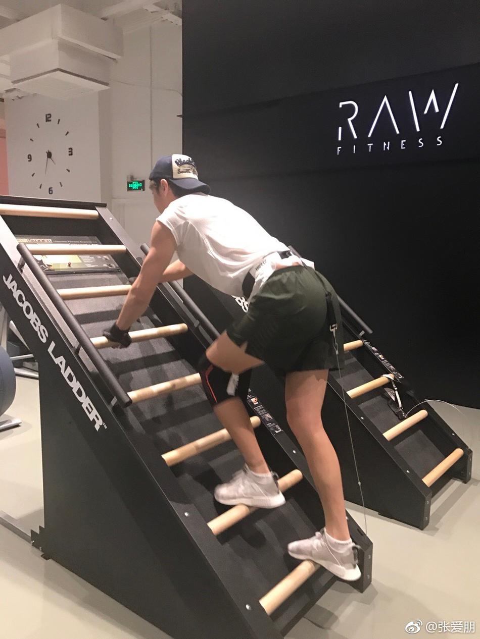 白百何出轨型男模特张爱鹏 身材高大比陈羽凡帅