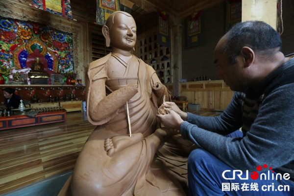 图片默认标题_fororder_克称正在制作泥塑