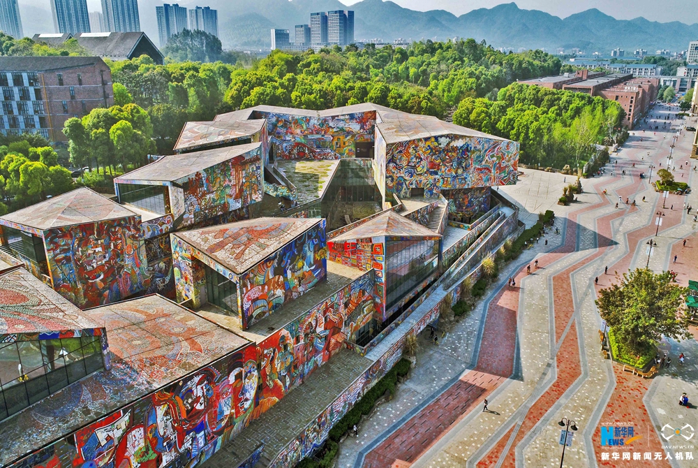 重庆罗中立美术馆用色大胆 造型炫酷(组图)